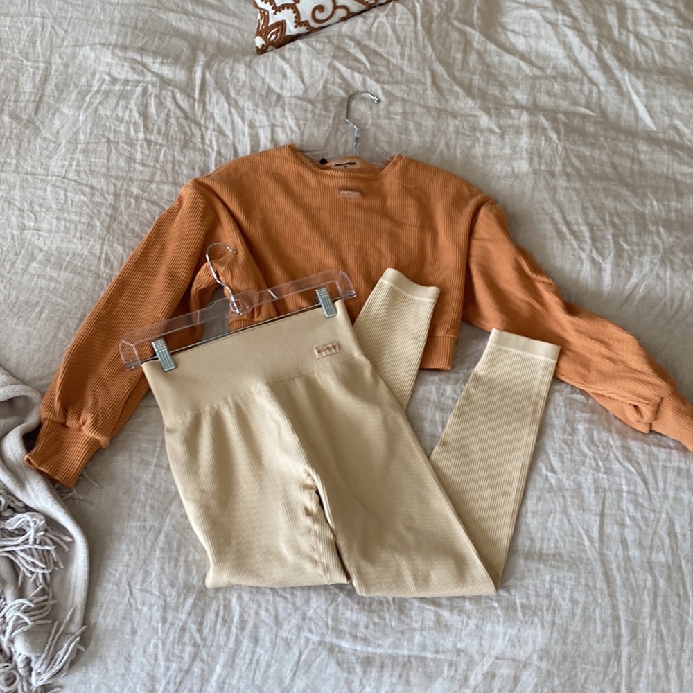 Bo + Tee / Ribbed Pullover Crop Top in Caramel - Picture 4 of 4